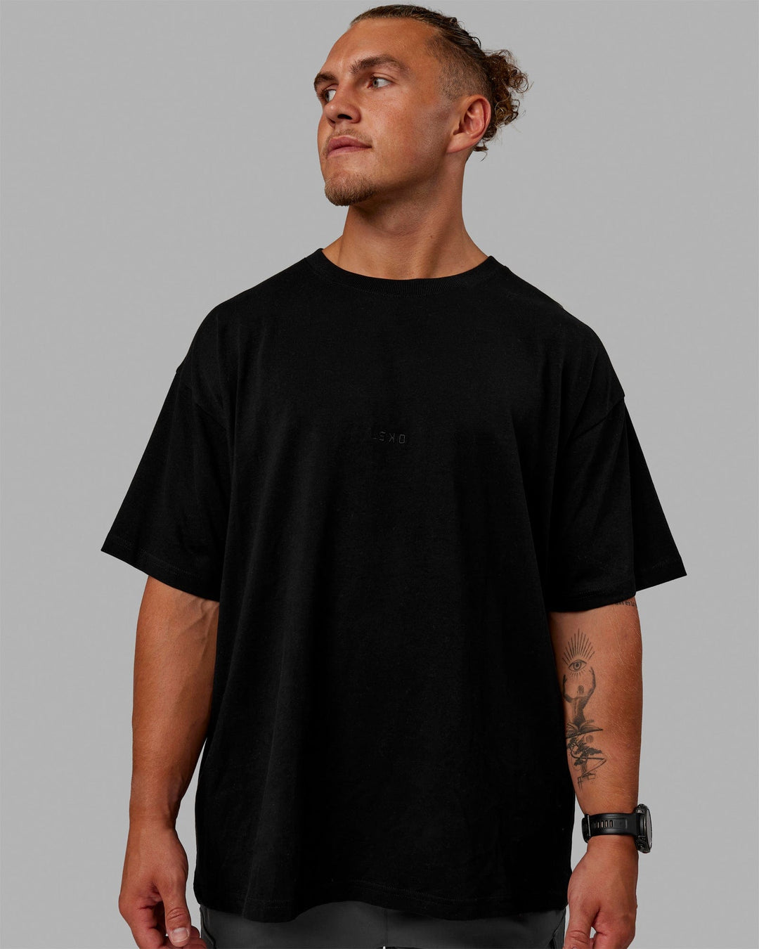 Man wearing MVP Heavyweight Tee Oversize - Black