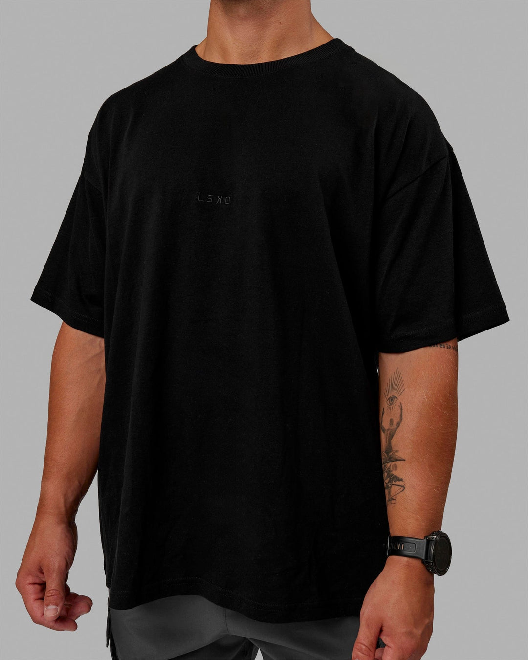 Man wearing MVP Heavyweight Tee Oversize - Black