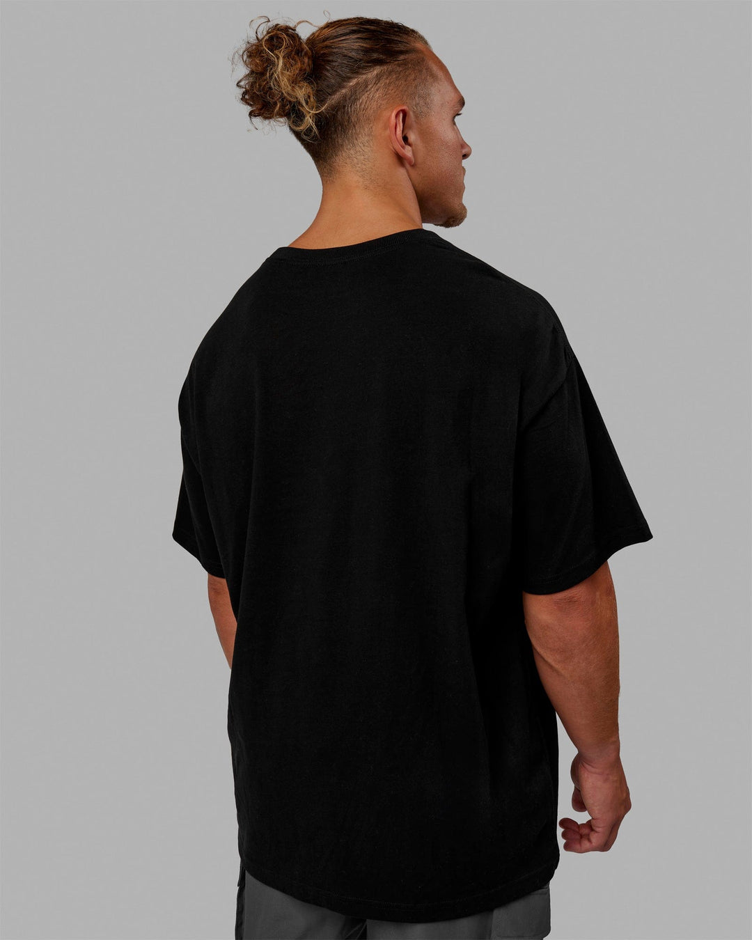 Man wearing MVP Heavyweight Tee Oversize - Black