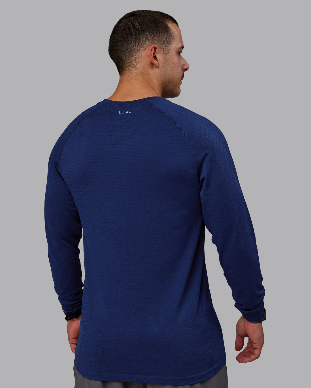 Man wearing AeroFLX+ Seamless Long Sleeve Tee - Midnight Blue/Midnight Blue Marl