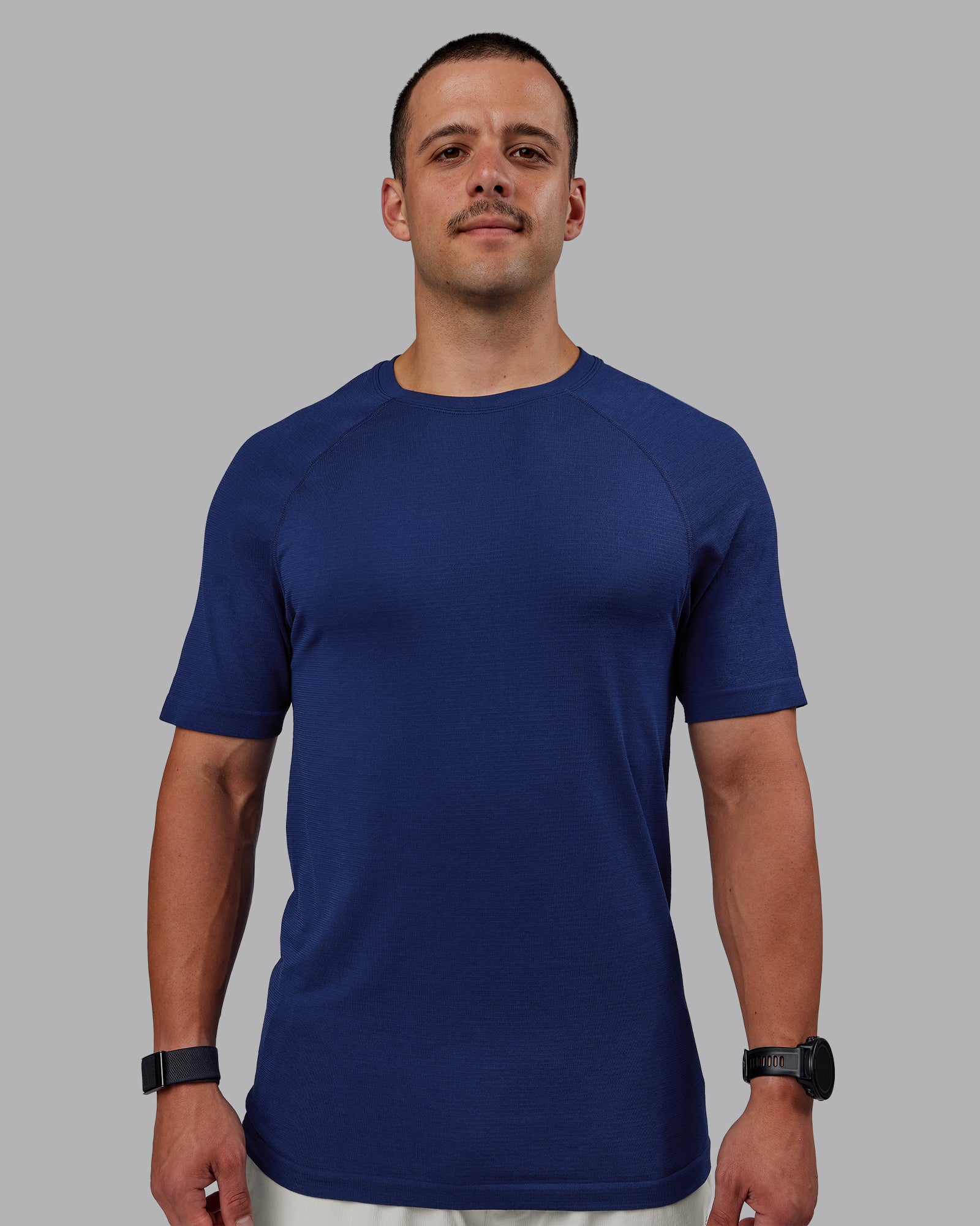 Man wearing AeroFLX+ Seamless Tee - Midnight Blue/Midnight Blue Marl | Model:Jakob | Size:S