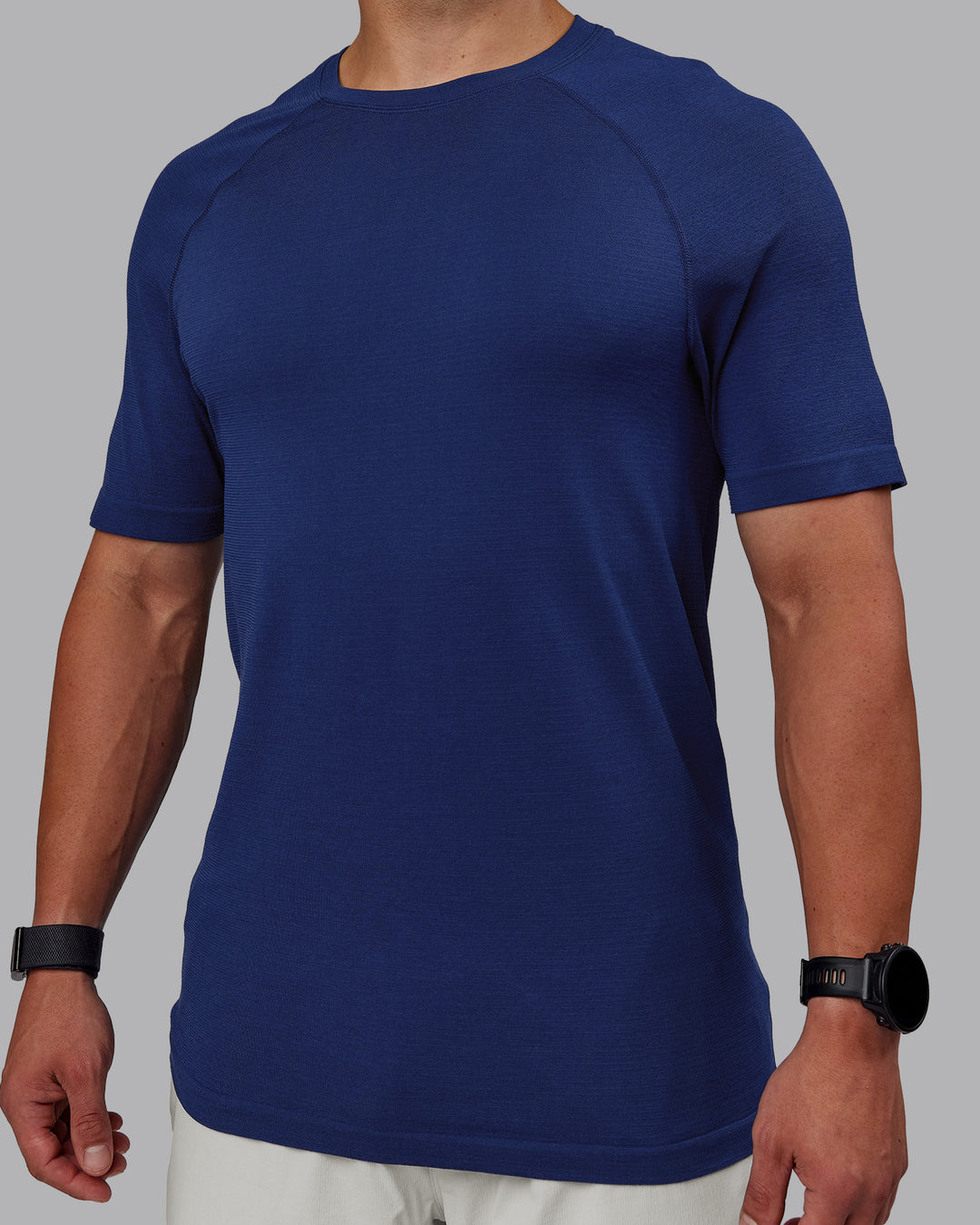 Man wearing AeroFLX+ Seamless Tee - Midnight Blue/Midnight Blue Marl | Model:Jakob | Size:S
