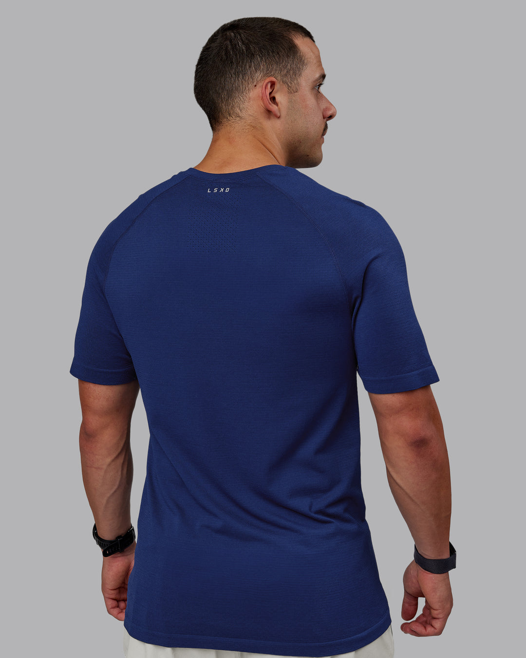 Man wearing AeroFLX+ Seamless Tee - Midnight Blue/Midnight Blue Marl | Model:Jakob | Size:S
