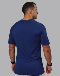 Man wearing AeroFLX+ Seamless Tee - Midnight Blue/Midnight Blue Marl | Model:Jakob | Size:S