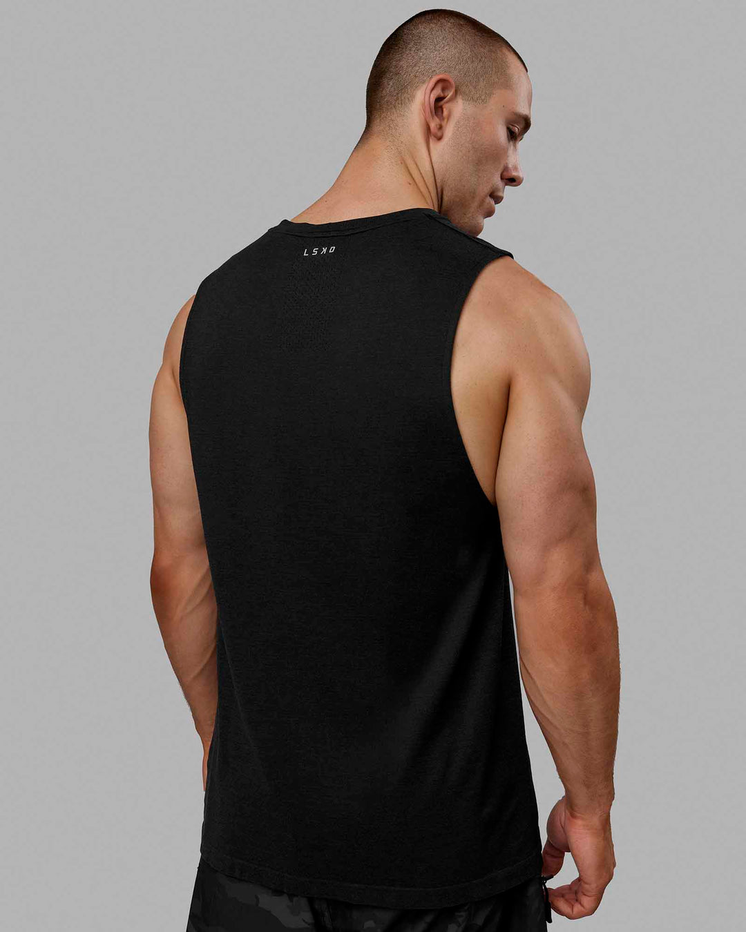 Man wearing AeroFLX+ Seamless Muscle Tank - Black Marl