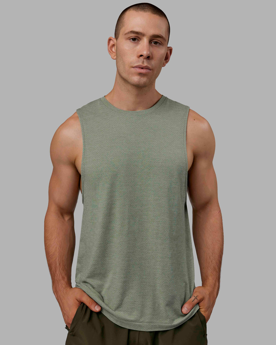 Man wearing AeroFLX+ Seamless Muscle Tank - Iceberg Green Marl