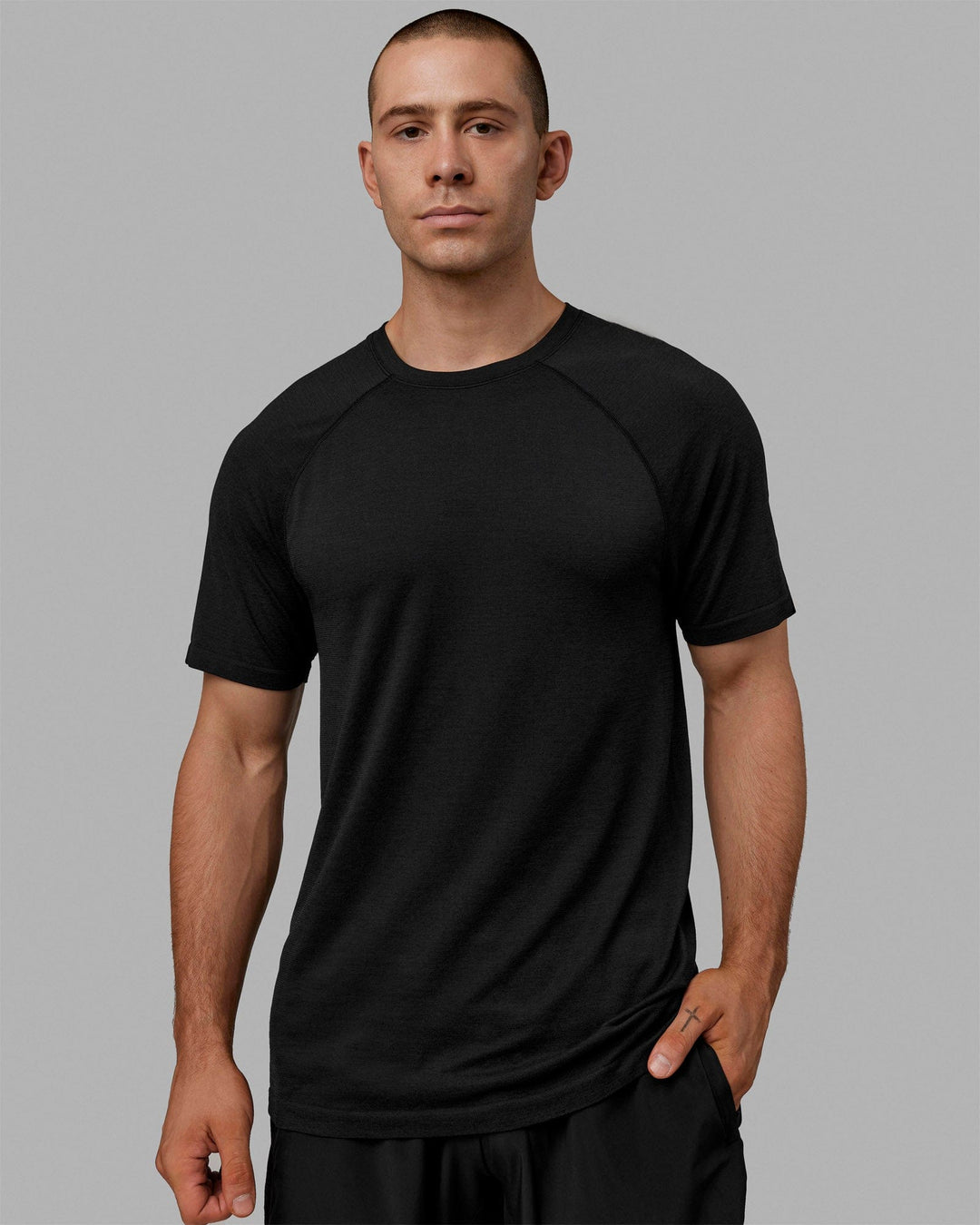 Man wearing AeroFLX+ Seamless Tee - Black Marl