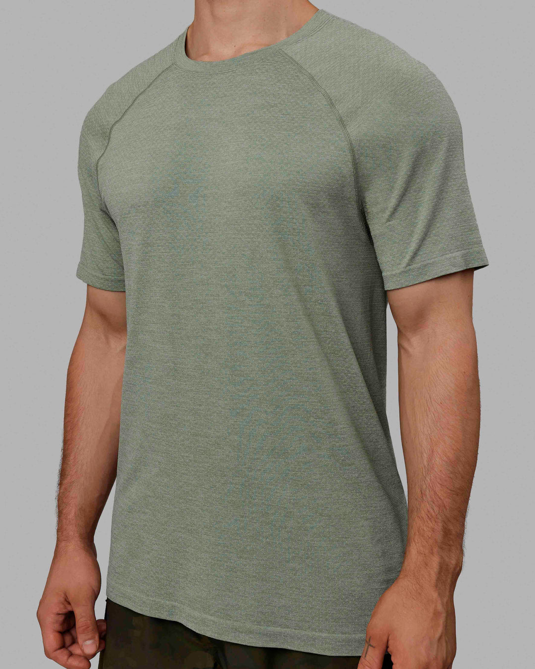 Man wearing AeroFLX+ Seamless Tee - Iceberg Green Marl