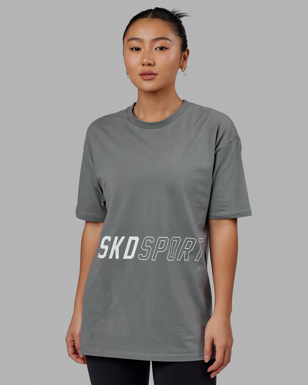 Woman wearing Unisex Pace FLXCotton Tee Oversize - Graphite
