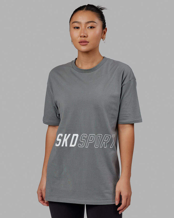Woman wearing Unisex Pace FLXCotton Tee Oversize - Graphite