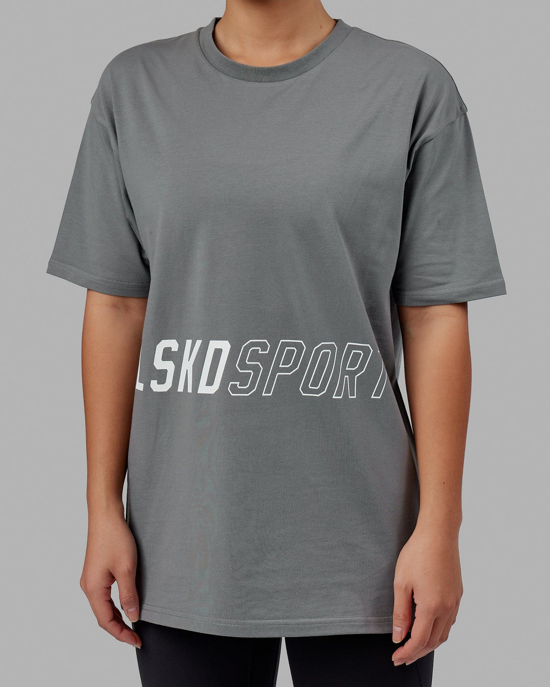 Woman wearing Unisex Pace FLXCotton Tee Oversize - Graphite