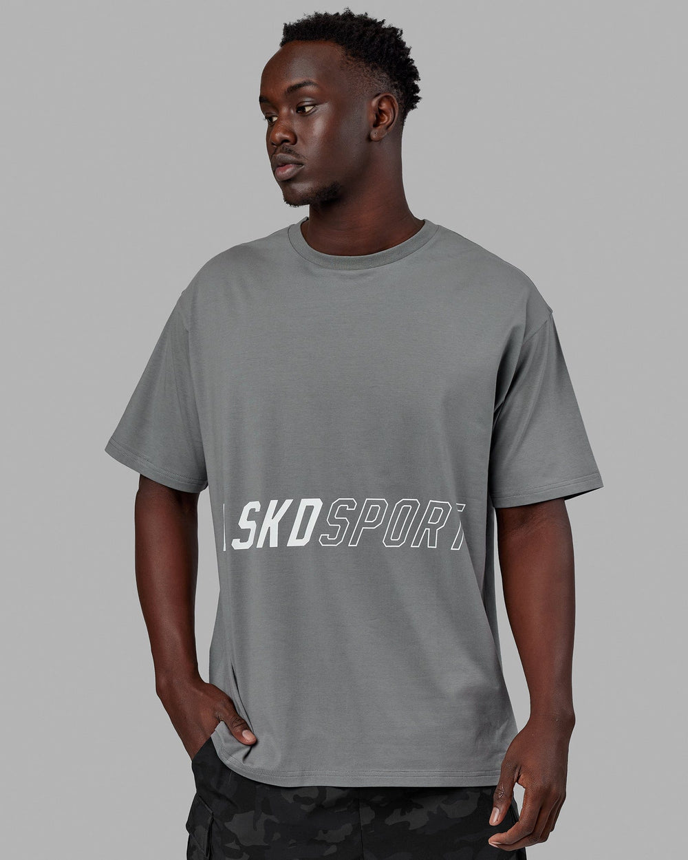 Man wearing Unisex Pace FLXCotton Tee Oversize - Graphite