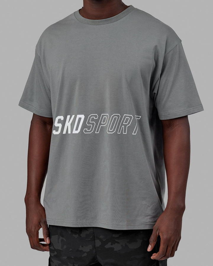 Man wearing Unisex Pace FLXCotton Tee Oversize - Graphite