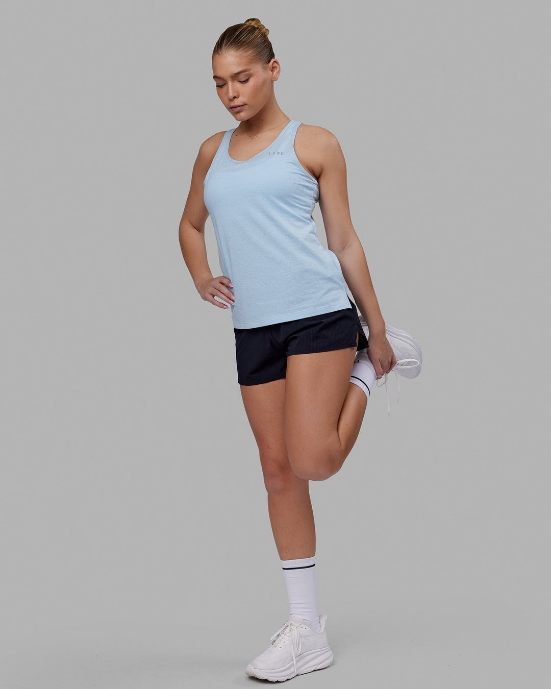 Woman wearing Perform VapourFLX Tank - Windsurfer Marl