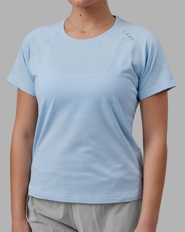 Woman wearing Perform VapourFLX Tee - Windsurfer Marl