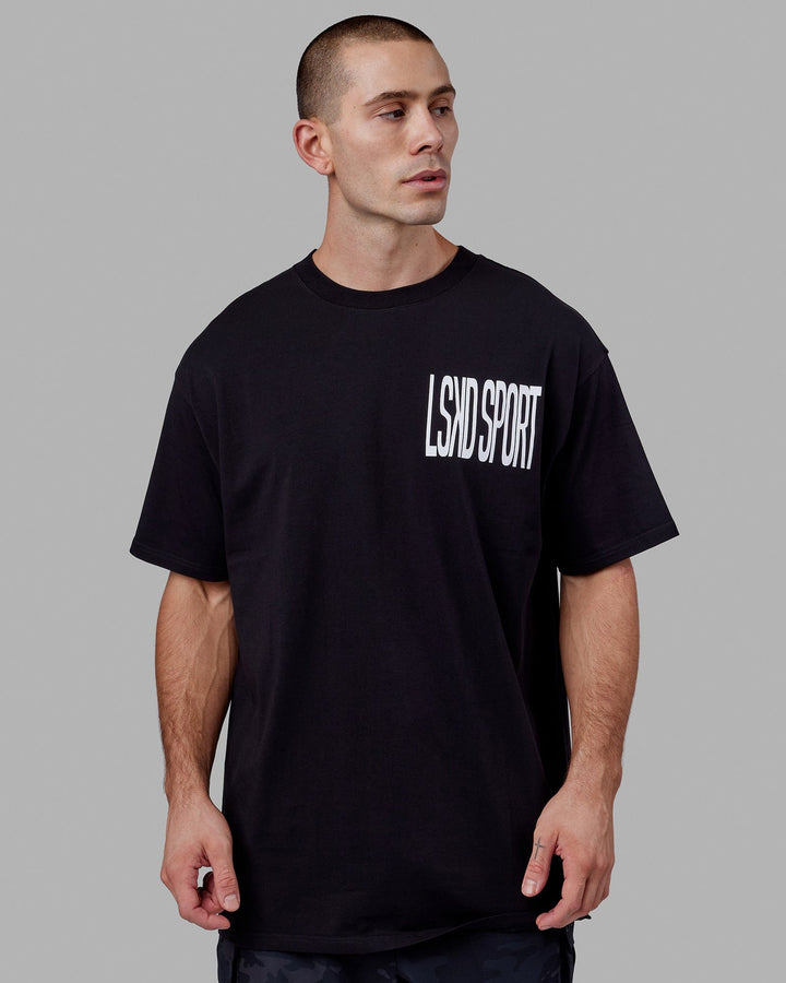Man wearing Proximity Long Line Tee Oversize - Black