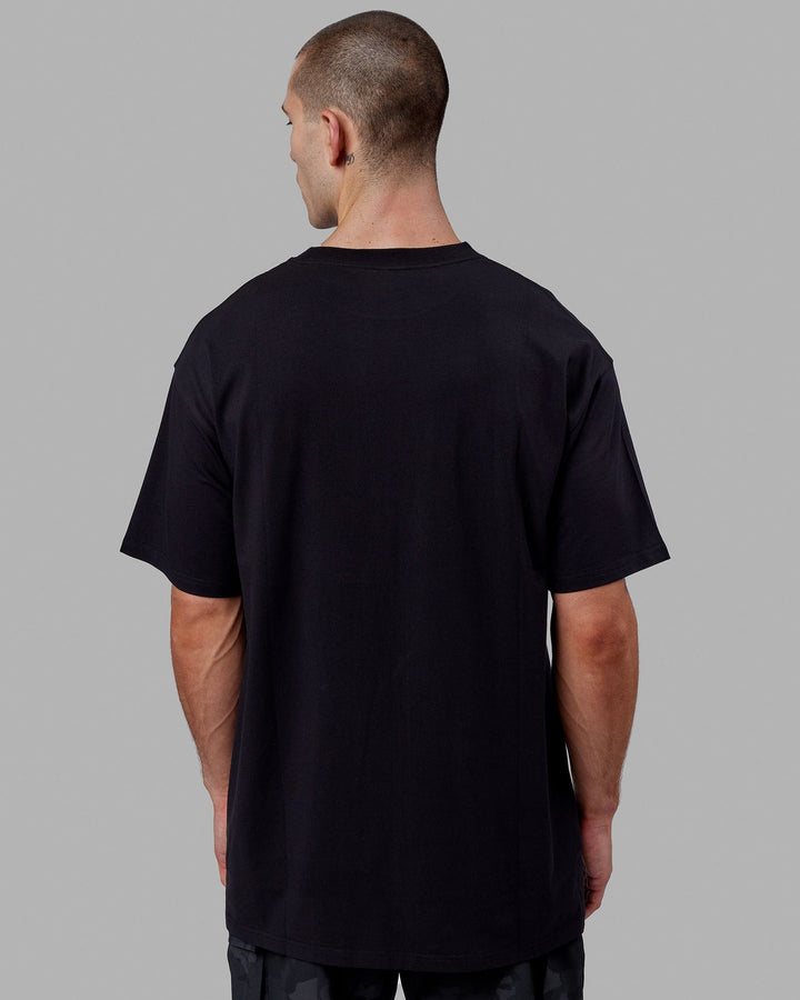 Man wearing Proximity Long Line Tee Oversize - Black