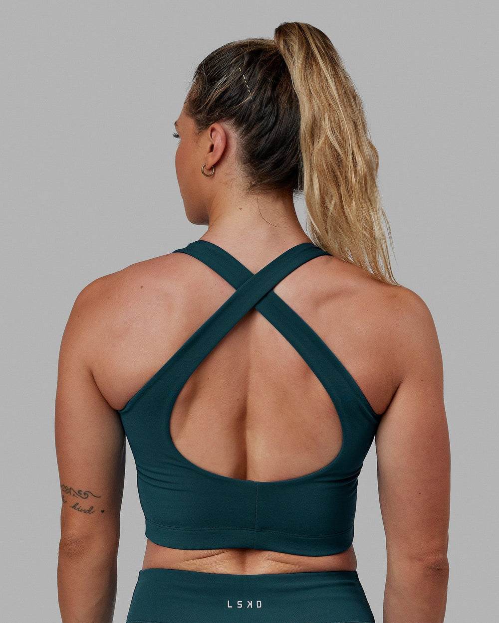 Woman wearing Pulse Active Tank - Tidal Teal