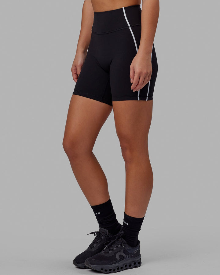 Woman wearing Pulse Mid Short Tight - Black