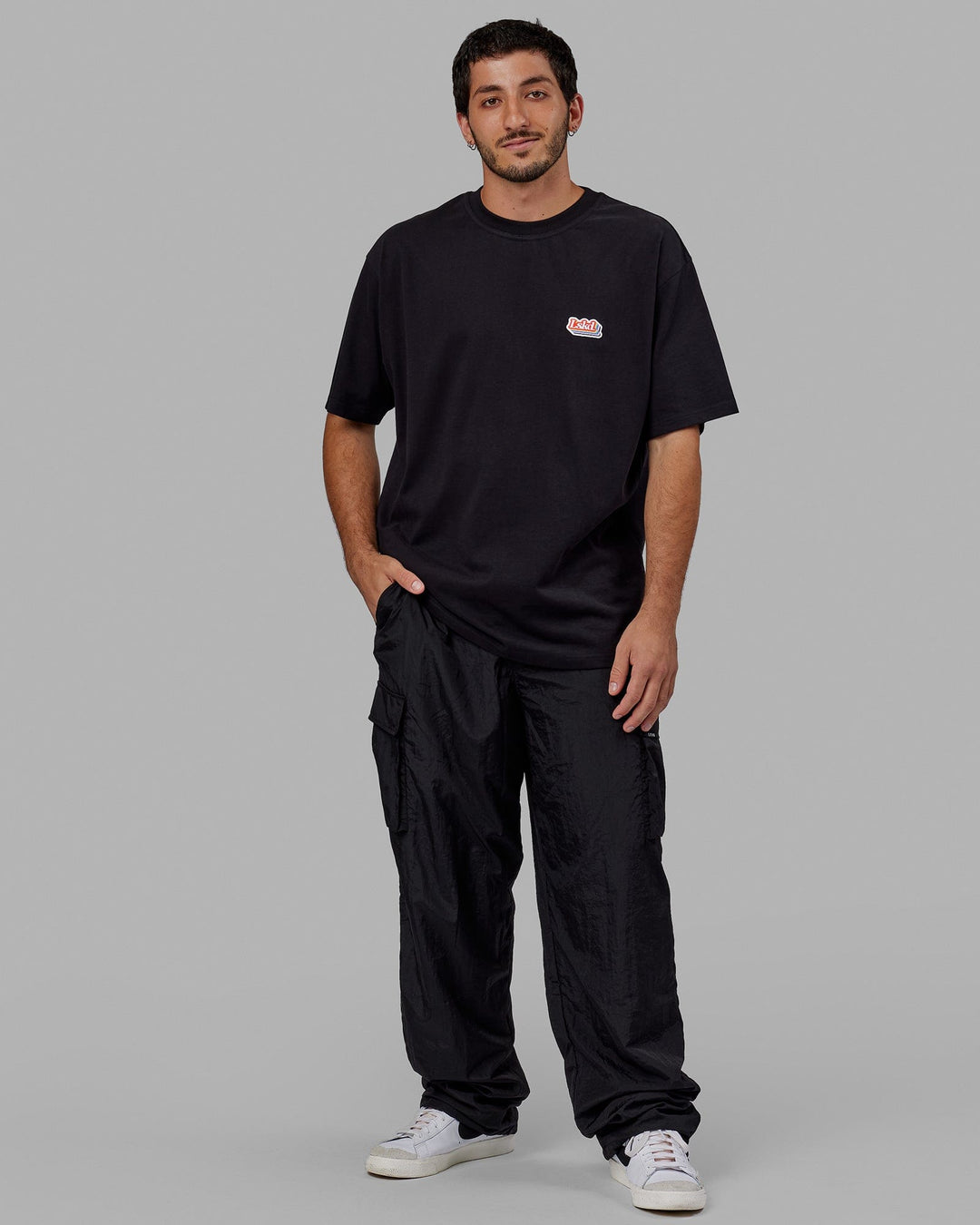 Man wearing Unisex Radiate Heavyweight Tee Oversize - Black