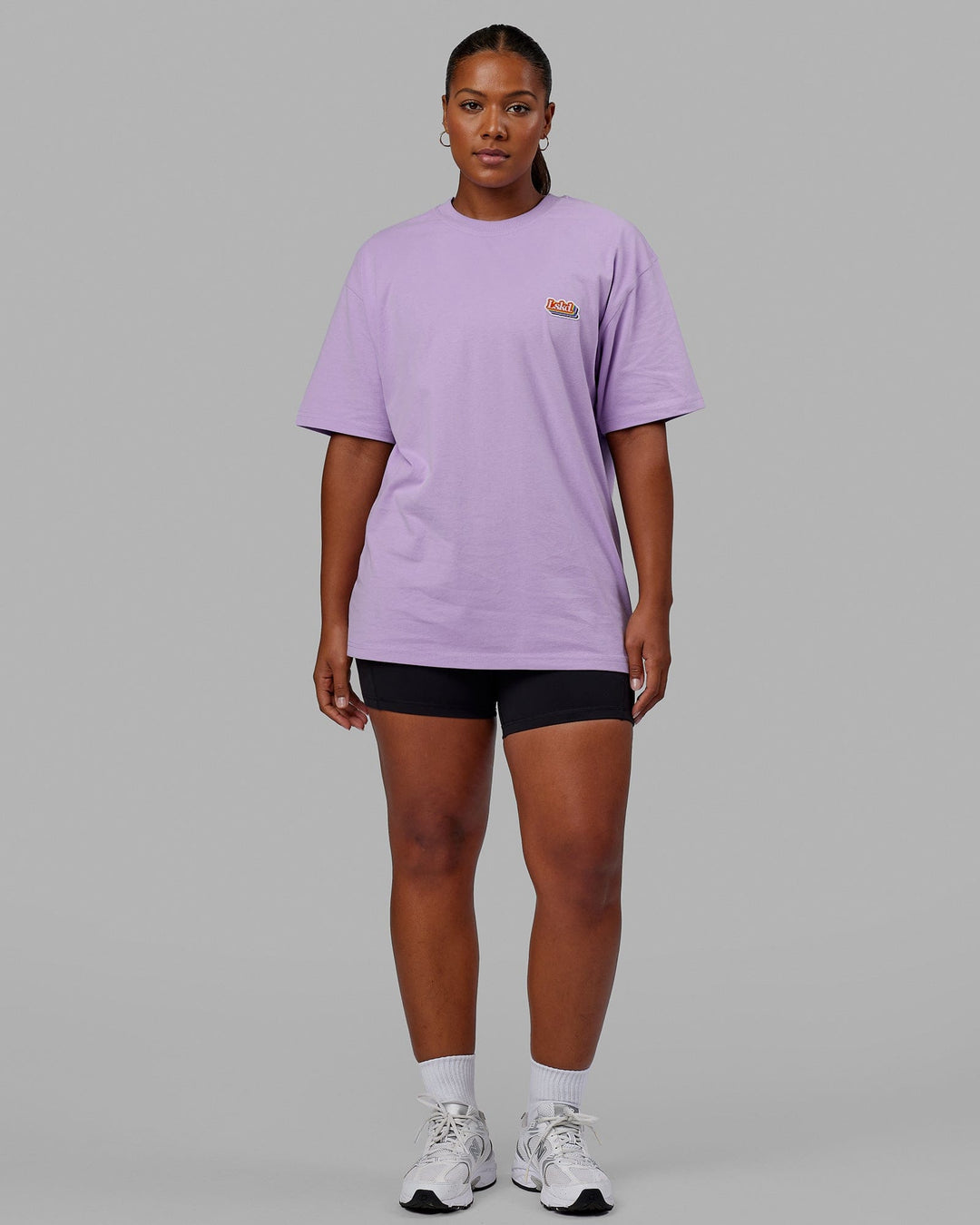 Woman wearing Unisex Radiate Heavyweight Tee Oversize - Pale Lilac