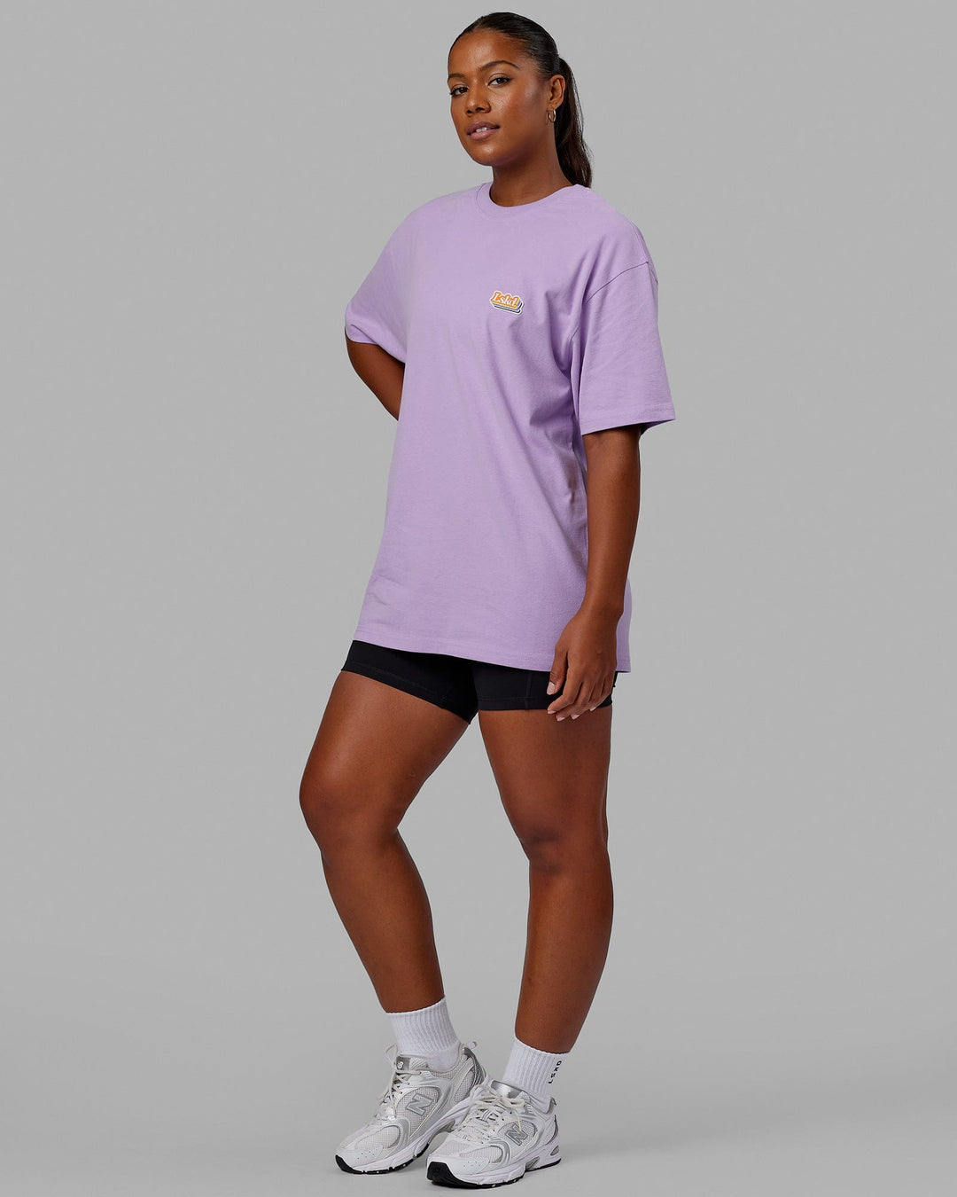 Woman wearing Unisex Radiate Heavyweight Tee Oversize - Pale Lilac