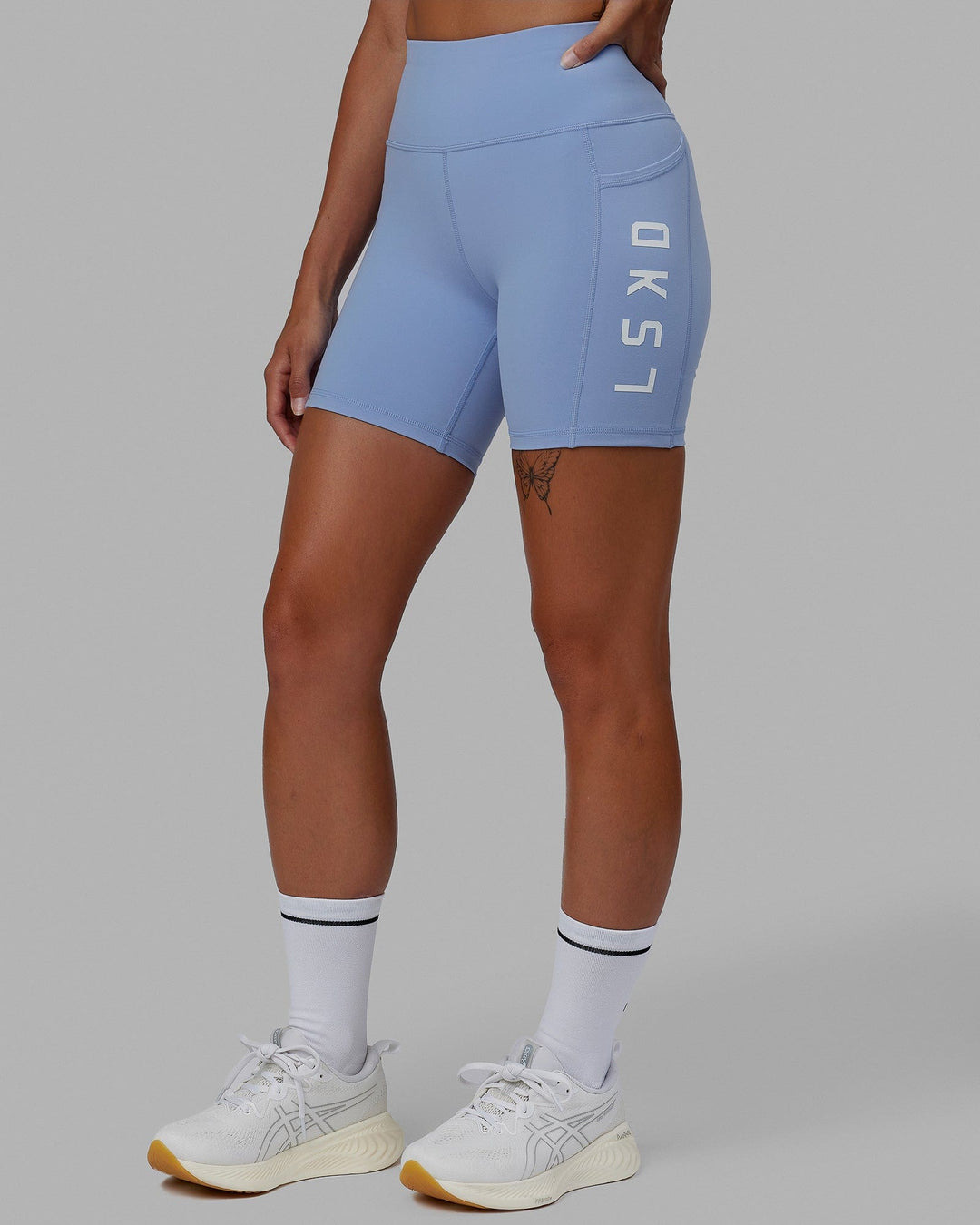 Woman wearing Rep Mid Short Tight - Arctic Blue-White