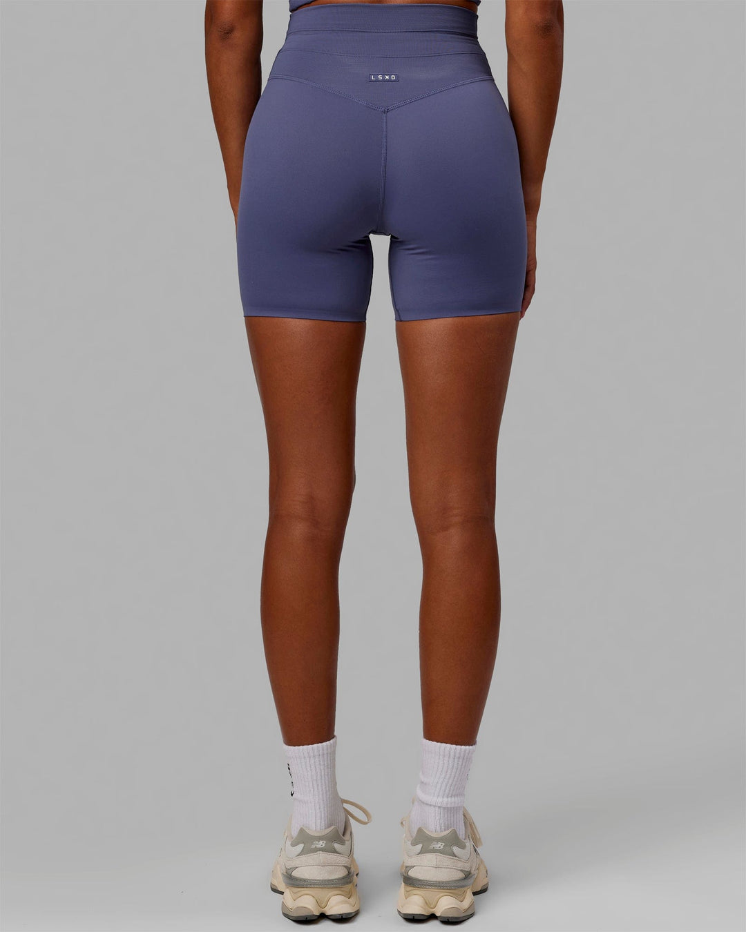 Woman wearing Resistance Mid Short Tights - Future Dusk