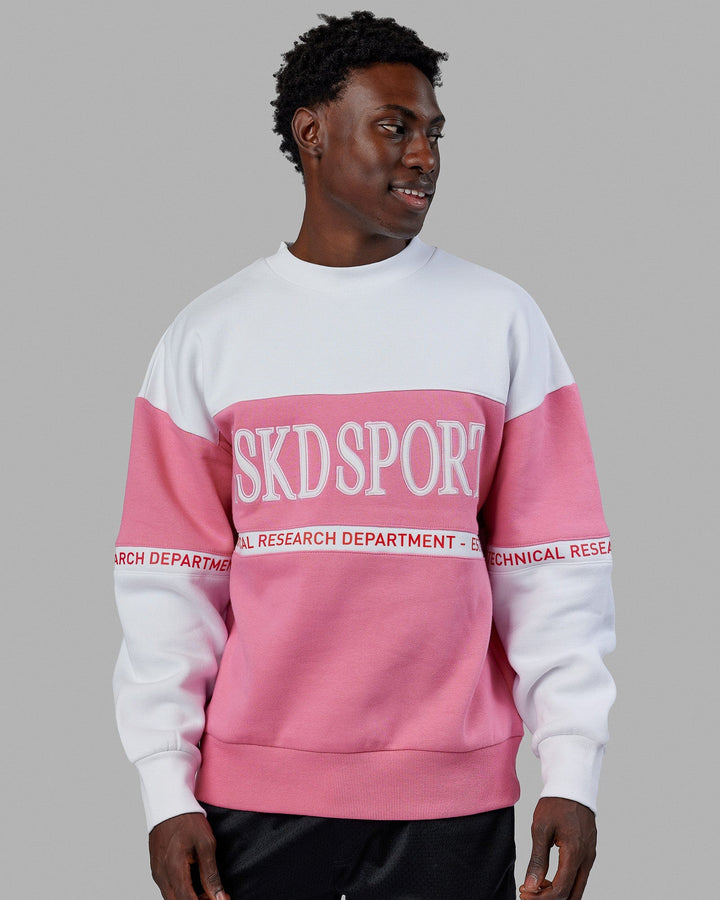 Man wearing Unisex Sportif Sweater Oversize - Pink Rose-White
