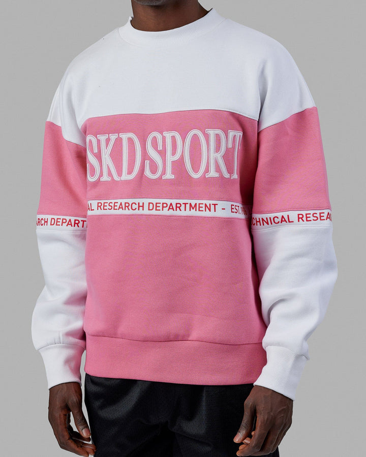Man wearing Unisex Sportif Sweater Oversize - Pink Rose-White