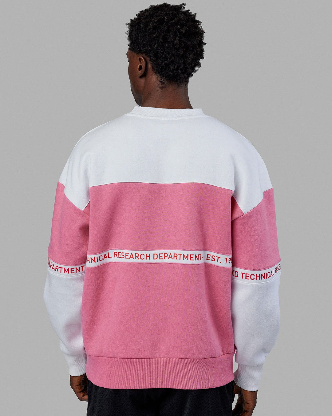 Man wearing Unisex Sportif Sweater Oversize - Pink Rose-White