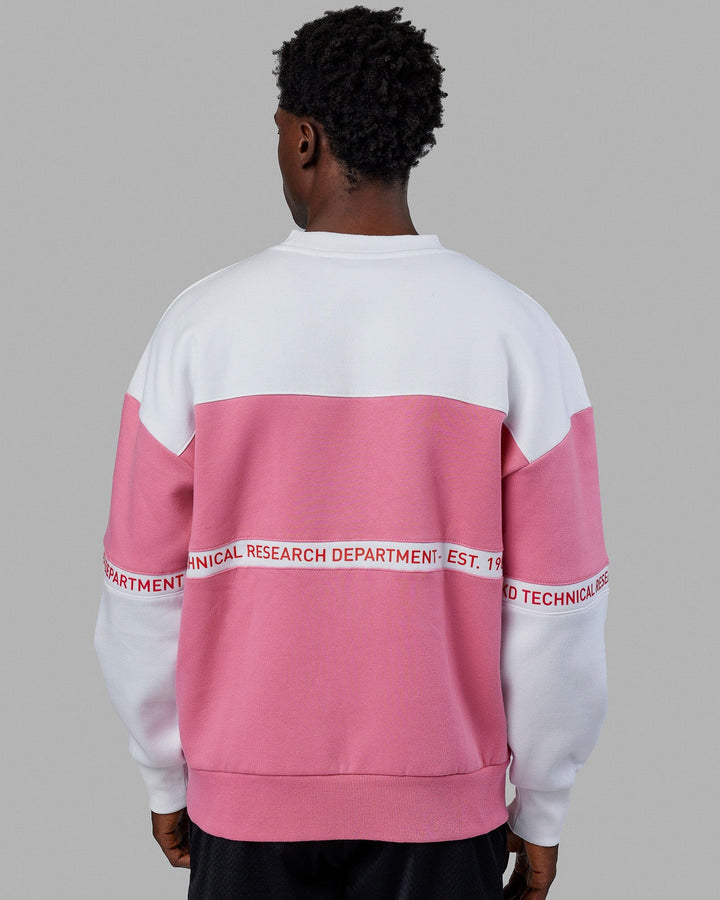 Man wearing Unisex Sportif Sweater Oversize - Pink Rose-White