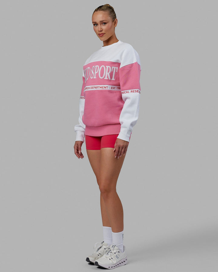Woman wearing Unisex Sportif Sweater Oversize - Pink Rose-White