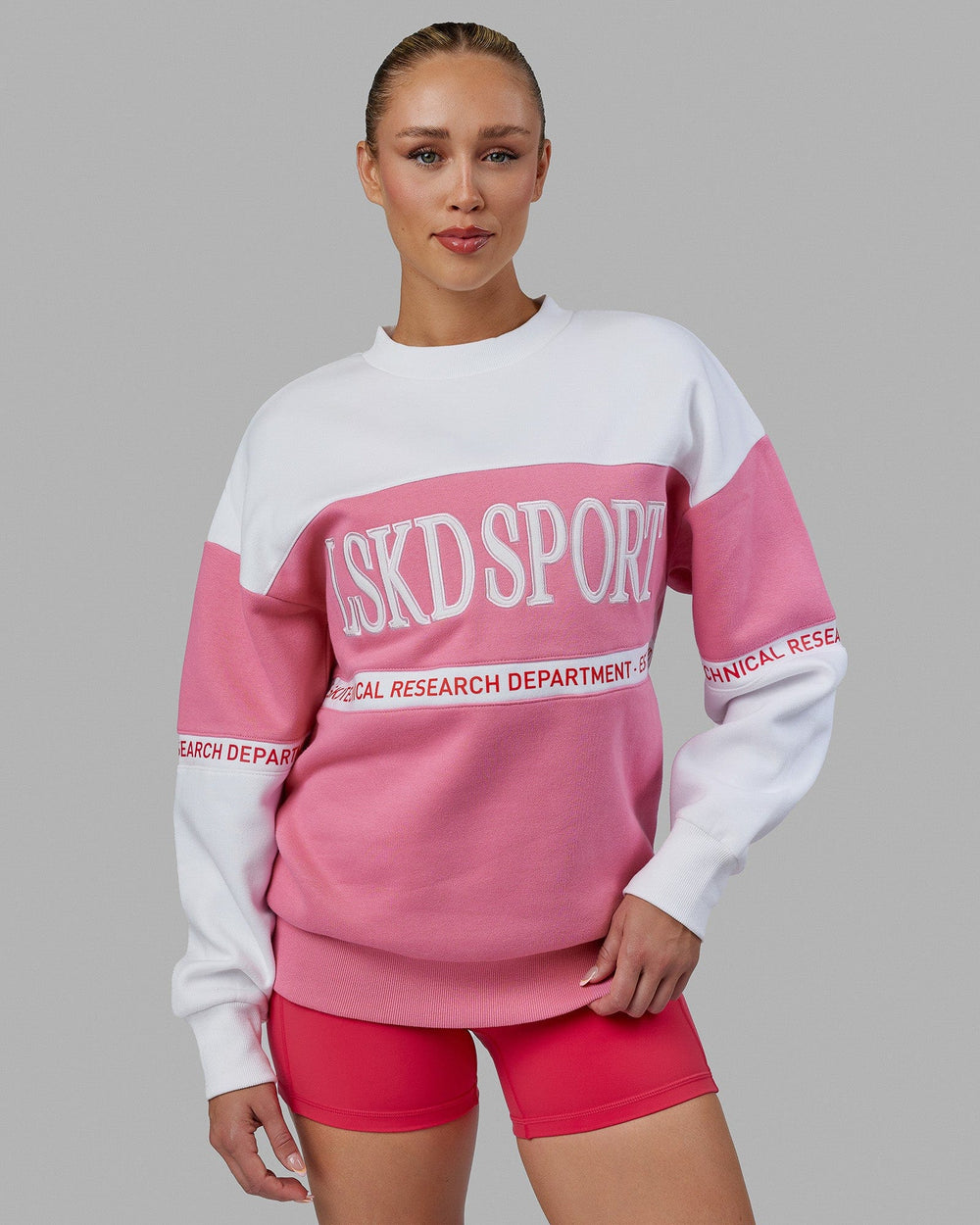 Woman wearing Unisex Sportif Sweater Oversize - Pink Rose-White
