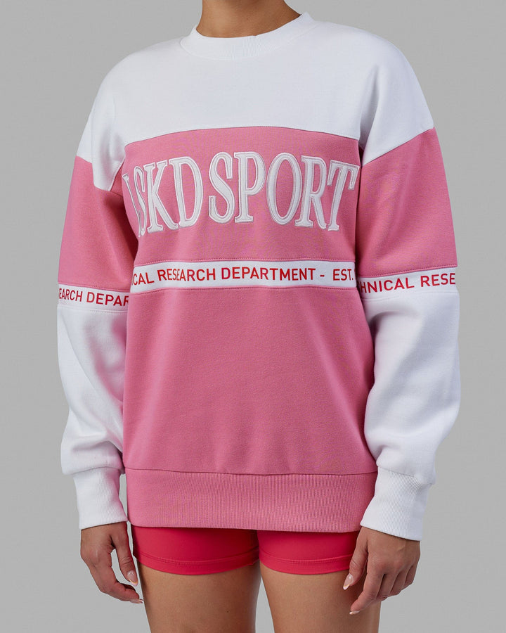 Woman wearing Unisex Sportif Sweater Oversize - Pink Rose-White
