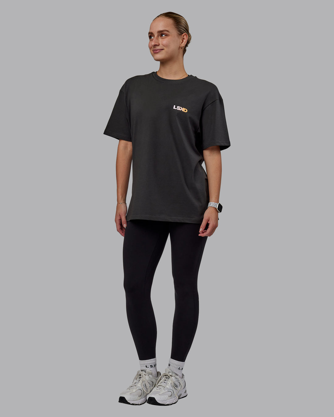 Woman wearing Unisex E.T.J FLXCotton Tee Oversize - Pirate Black-Pop Pink
