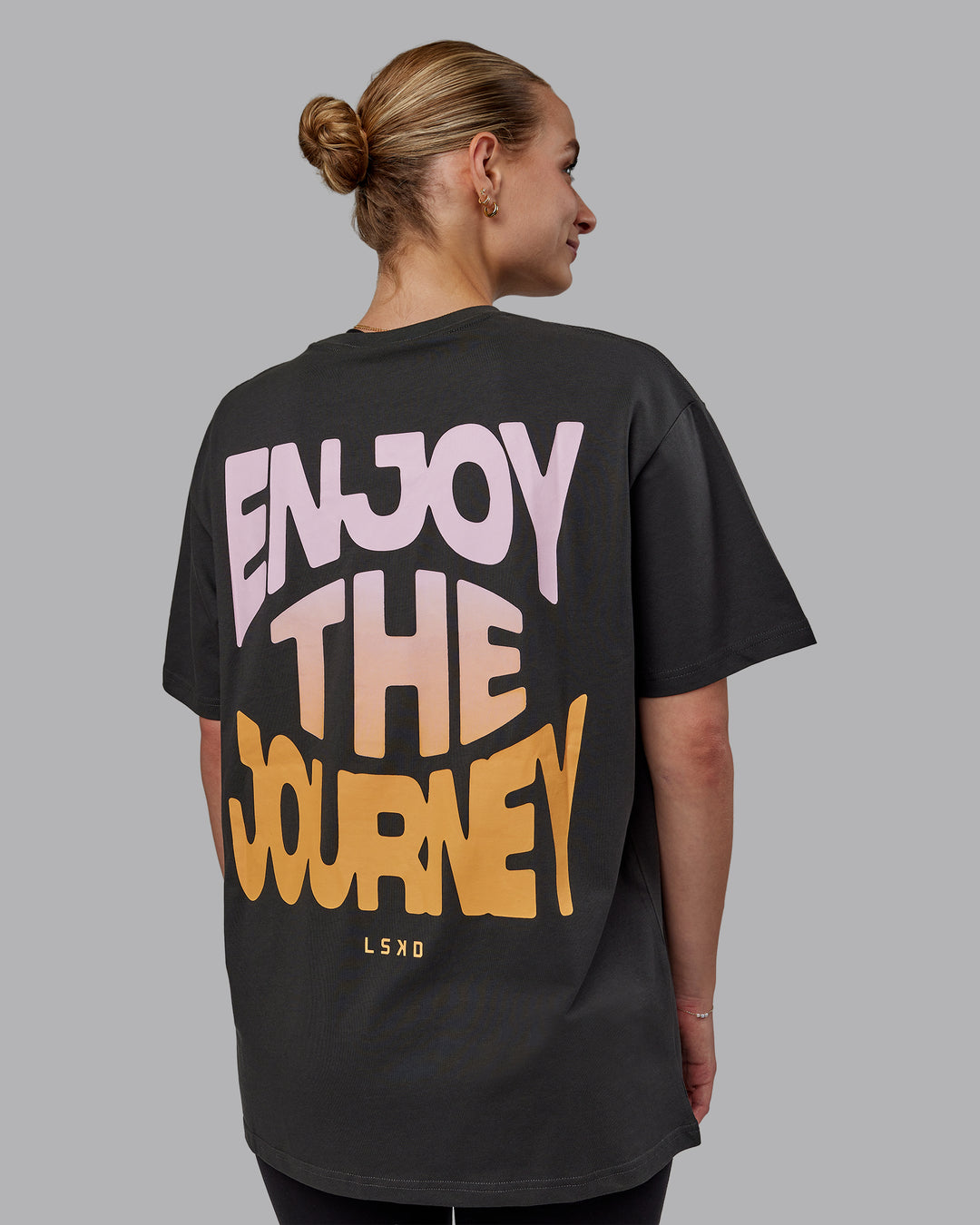 Woman wearing Unisex E.T.J FLXCotton Tee Oversize - Pirate Black-Pop Pink