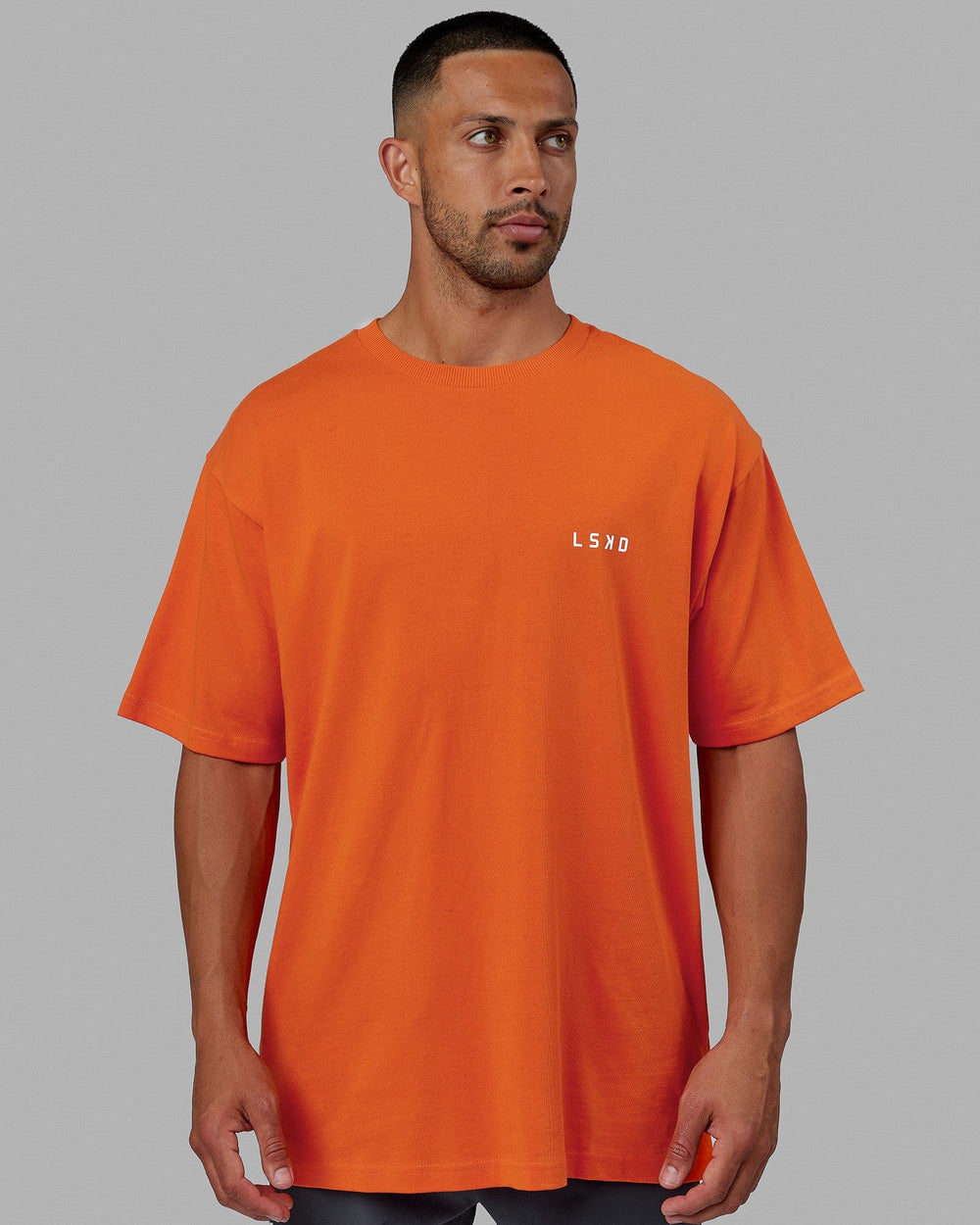 Man wearing Unisex Endeavour Heavyweight Tee Oversize - Impact Orange