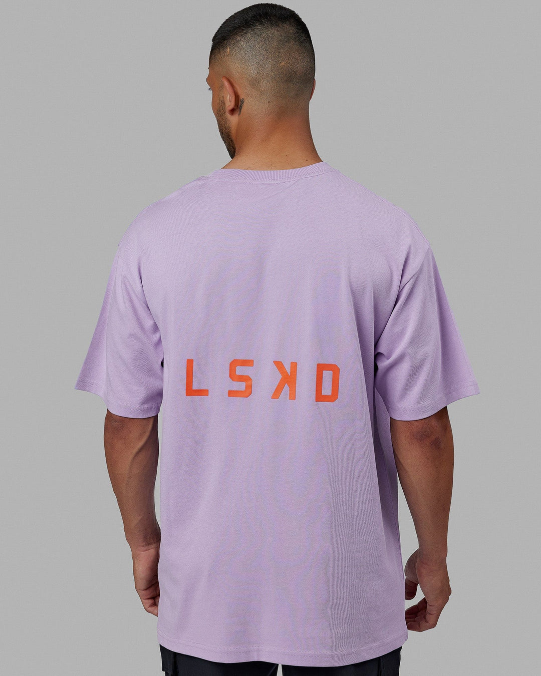 Man wearing Unisex Endeavour Heavyweight Tee Oversize - Pale Lilac-Impact Orange