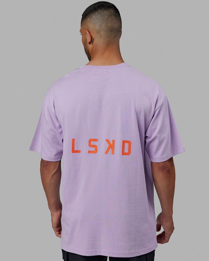 Man wearing Unisex Endeavour Heavyweight Tee Oversize - Pale Lilac-Impact Orange