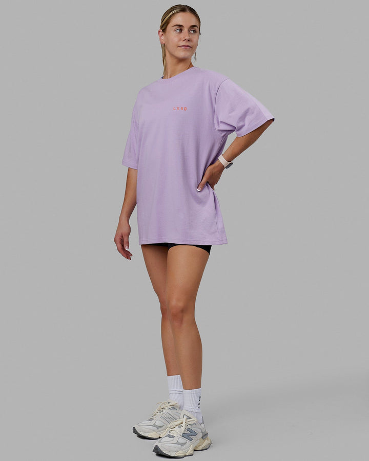Woman wearing Unisex Endeavour Heavyweight Tee Oversize - Pale Lilac-Impact Orange