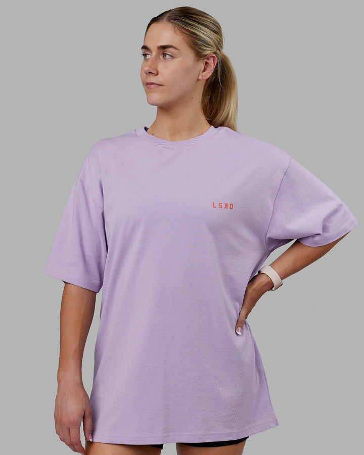 Woman wearing Unisex Endeavour Heavyweight Tee Oversize - Pale Lilac-Impact Orange