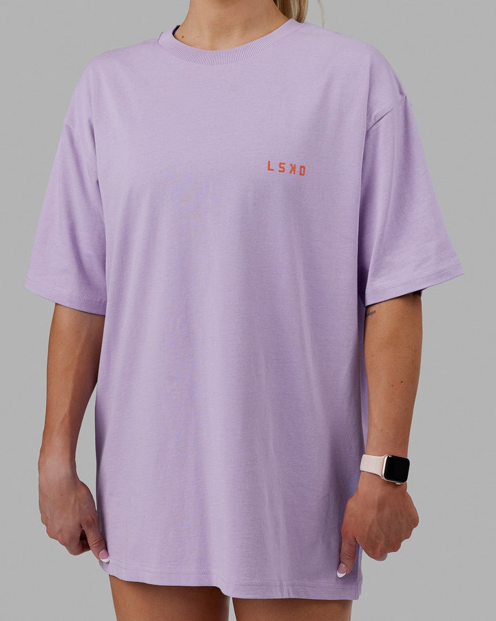 Woman wearing Unisex Endeavour Heavyweight Tee Oversize - Pale Lilac-Impact Orange