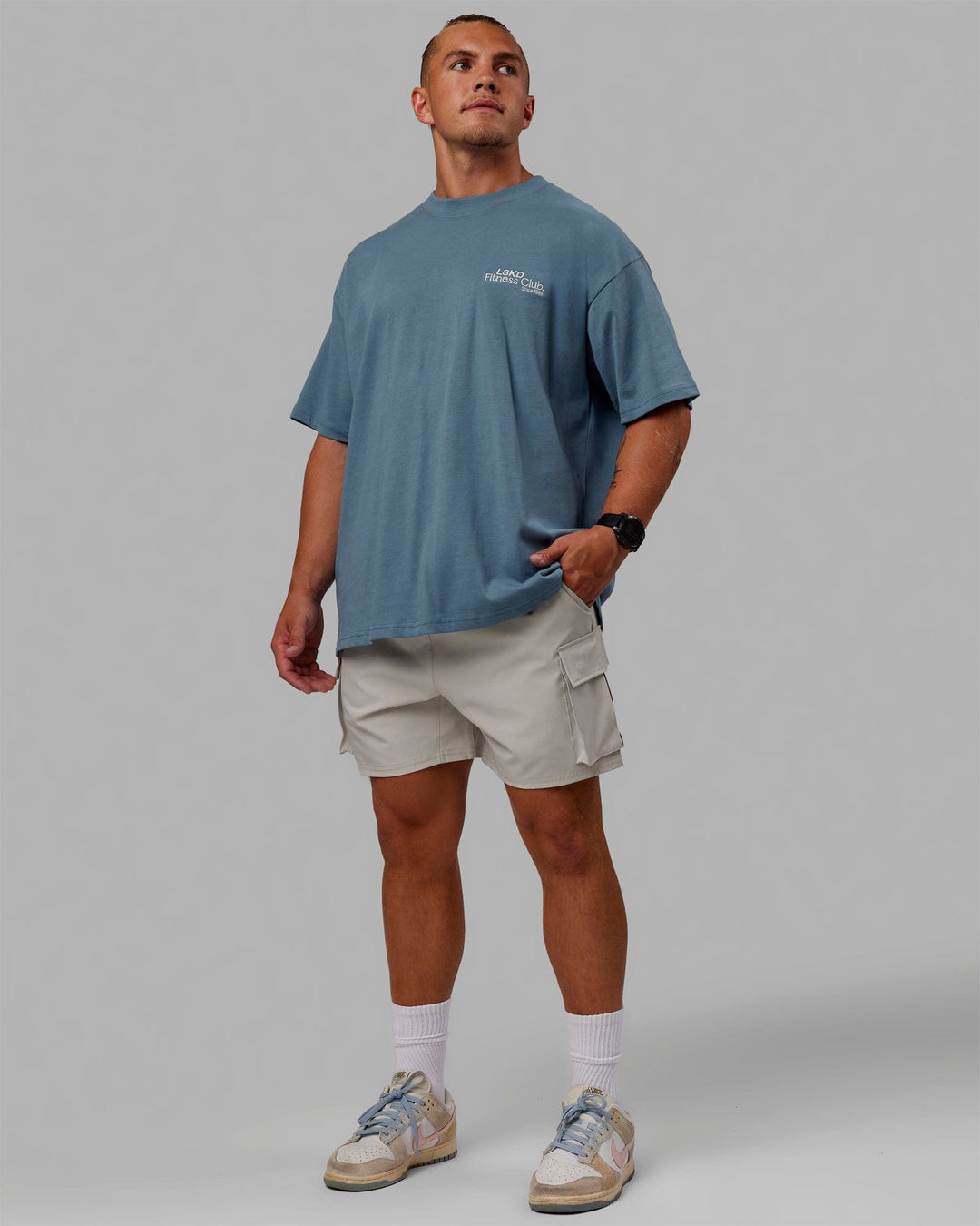 Man wearing Unisex Fitness Club Heavyweight Tee Oversize - Elemental Blue-Off White