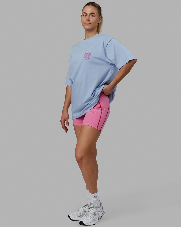 Woman wearing Unisex Good Times Heavyweight Tee Oversize - Windsurfer-Spark Pink