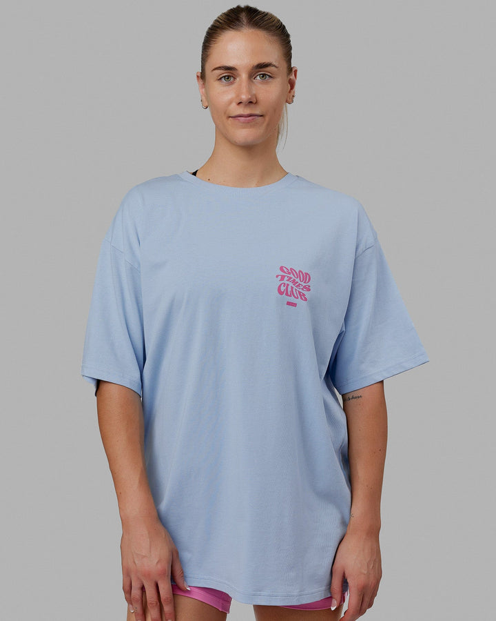 Woman wearing Unisex Good Times Heavyweight Tee Oversize - Windsurfer-Spark Pink