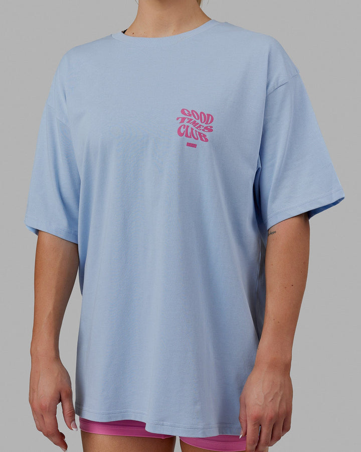 Woman wearing Unisex Good Times Heavyweight Tee Oversize - Windsurfer-Spark Pink