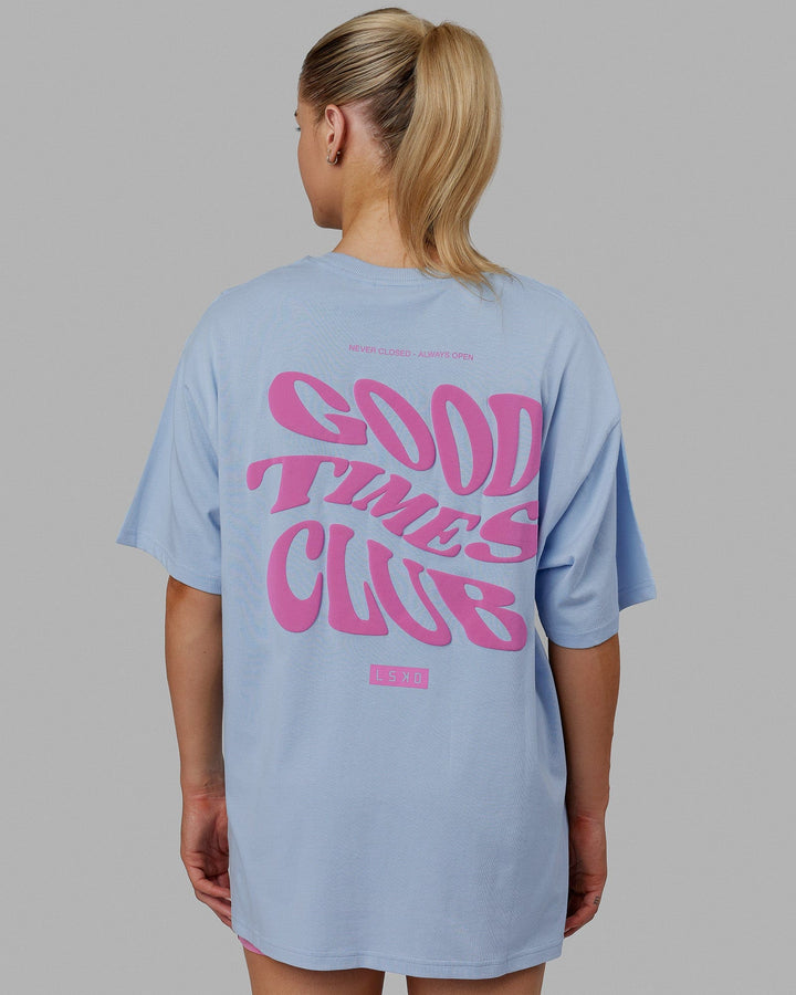 Woman wearing Unisex Good Times Heavyweight Tee Oversize - Windsurfer-Spark Pink