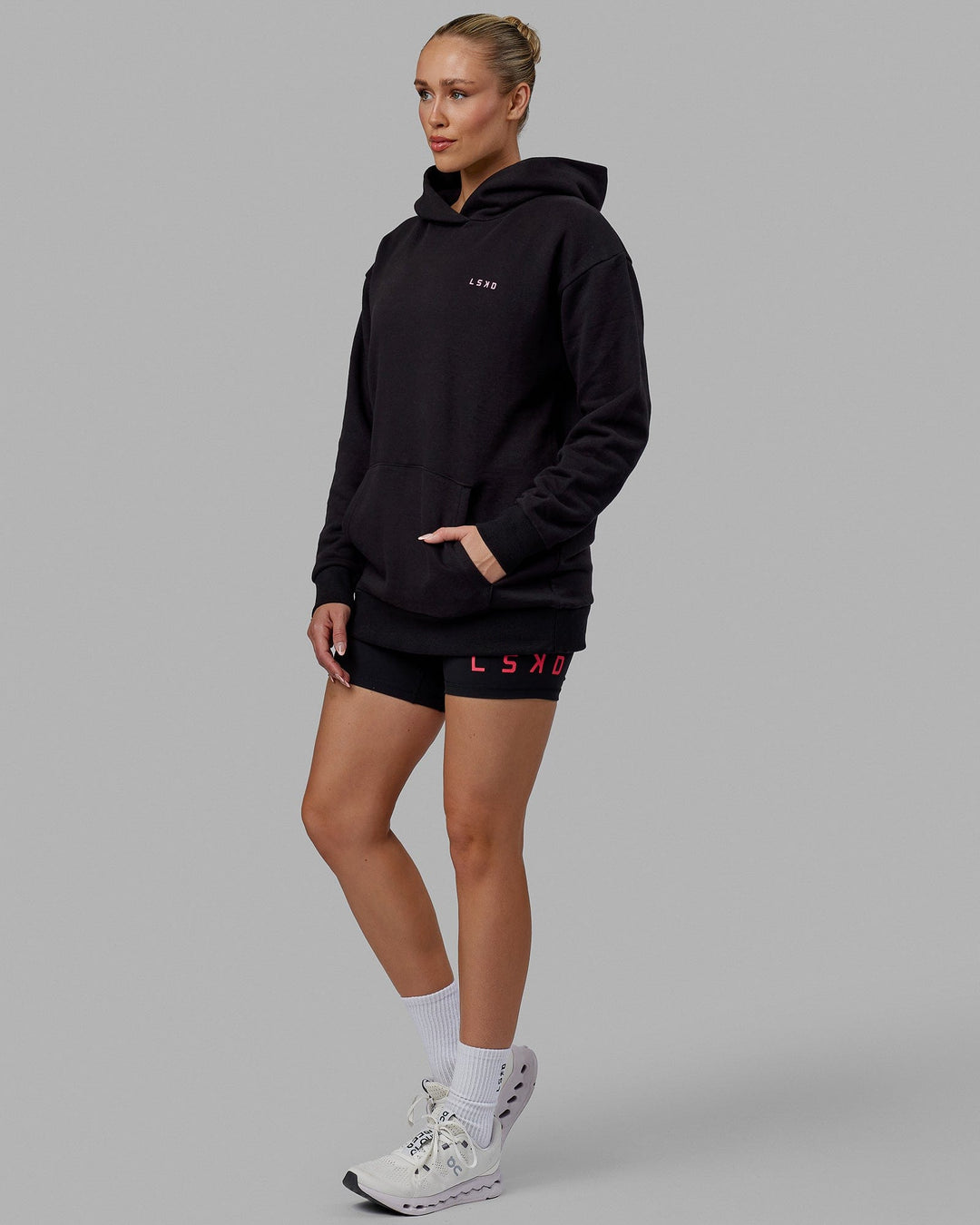 Woman wearing Unisex Lift-Up Hoodie Oversize - Black