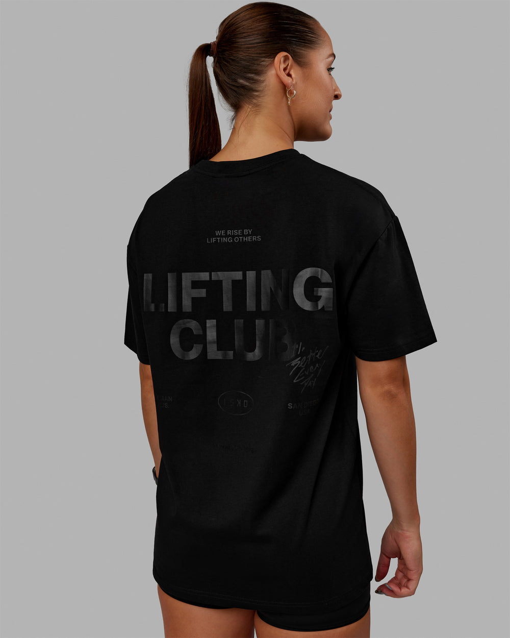 Woman wearing Unisex Lifting Club FLXCotton Tee Oversize - Black-Black
